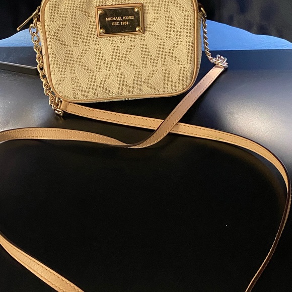 Michael Kors compact great for a night out. - Picture 12 of 14